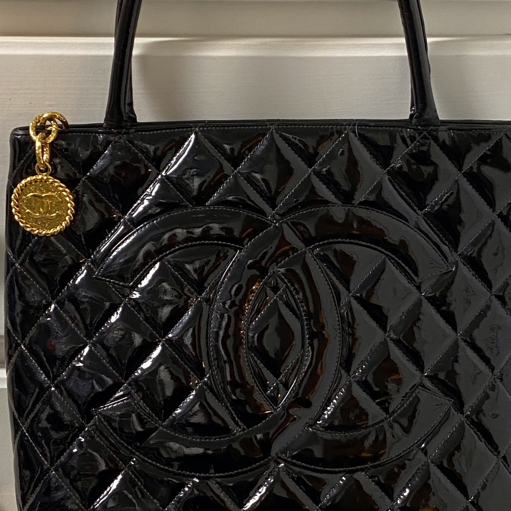 Authentic Chanel CC Black Patent Leather Gold  Medallion Tote Bag. Excellent - Picture 2 of 16